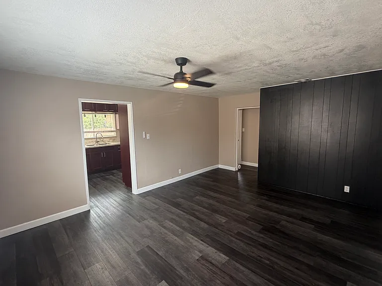 11203 Roswell Ave — Photo 9
