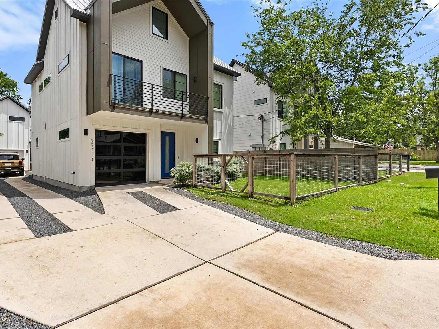 3 bed, 3.5 bath, 2300 sqft, $4,900 — Photo 2