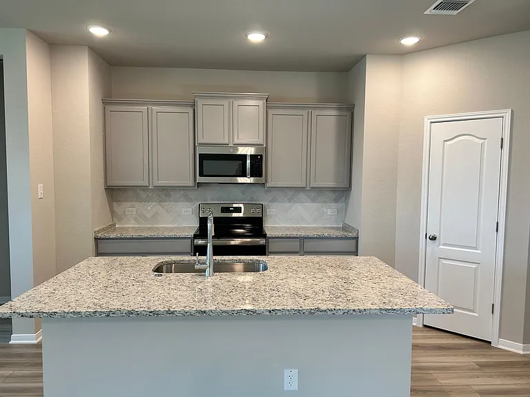 10211 Six Shooter Ln — Photo 6