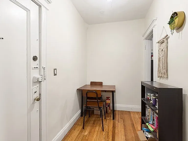 1 bed, 340 sqft, $2,100 — Photo 2