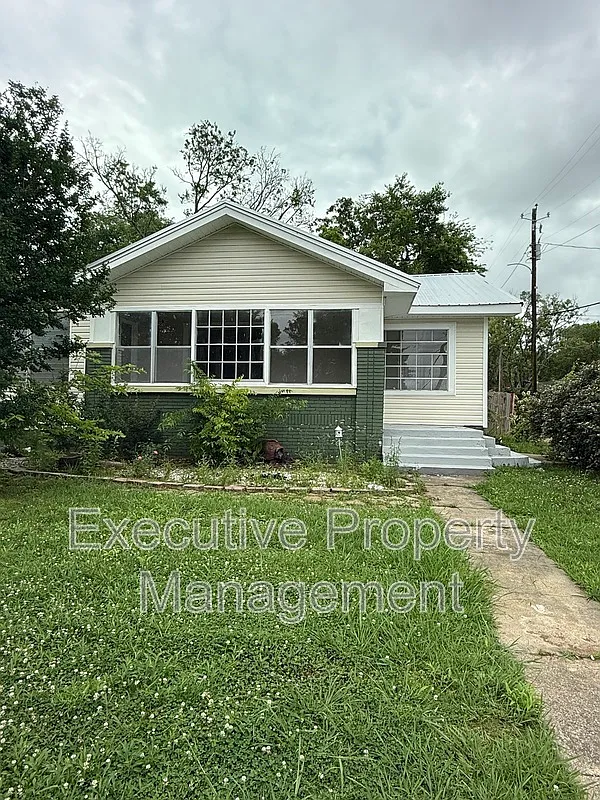 4 bed, 2.0 bath, 1298 sqft, $1,100 — Photo 1