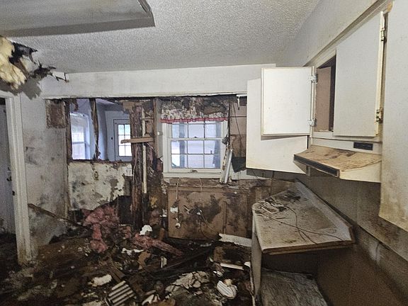 5th image of 77 Hornet Dr