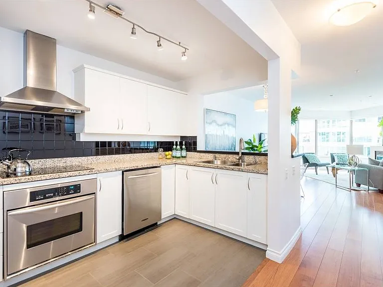 1600 Hornby St #703 — Photo 7