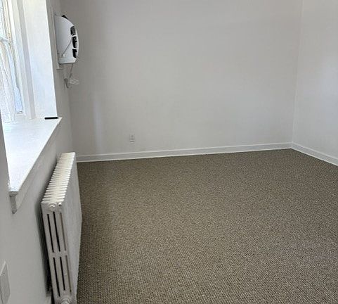 4th image of 247-44 77th Cres #A