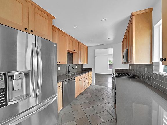 5th image of 2867 Hawthorn St