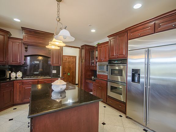 3rd image of 503 Meadowwood Ln
