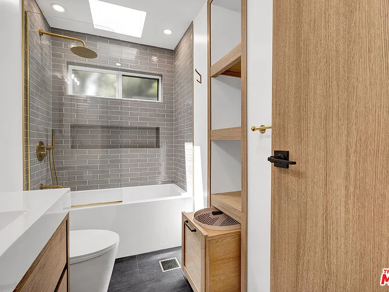 1138 1/2 Poinsettia Pl — Photo 15