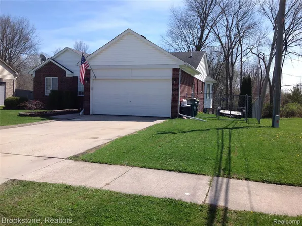 32010 N Oakcrest Dr E, New Baltimore, MI 48047