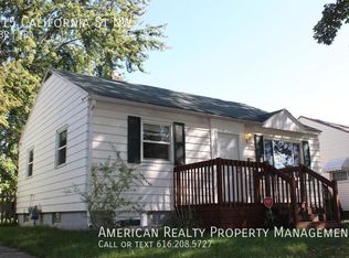 915 California St NW, Grand Rapids, MI 49504