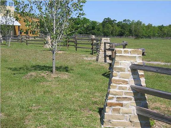 2nd image of 104 Saddleback Cir
