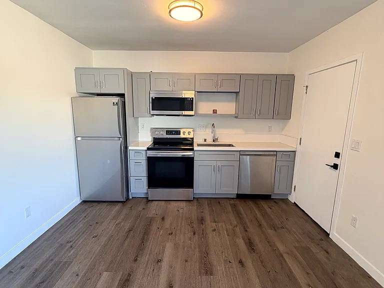 14924 Roscoe Blvd #5 — Photo 2
