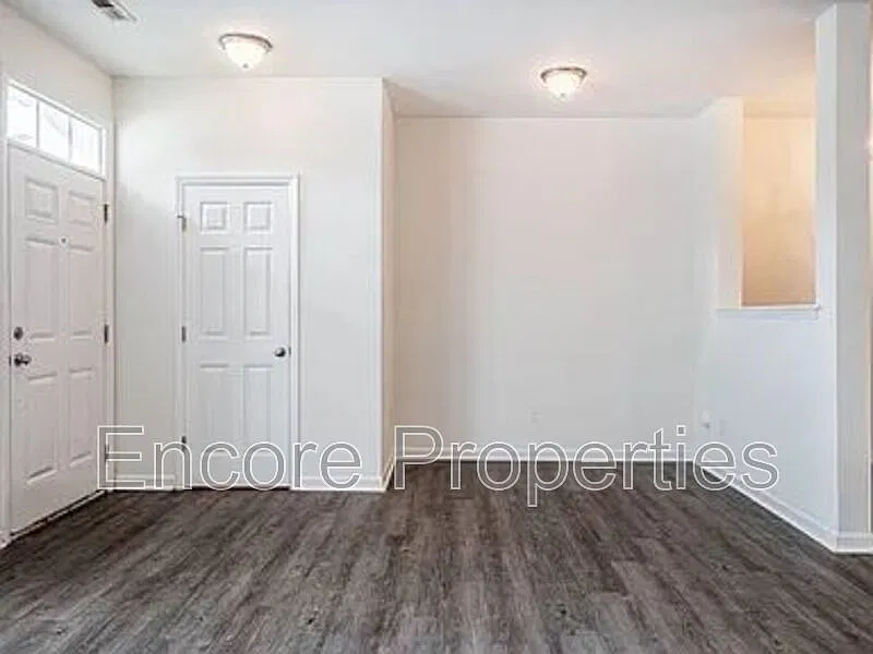 3 bed, 2.5 bath, 1700 sqft, $1,595 — Photo 4