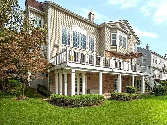 5th image of 49 Hamlet Dr