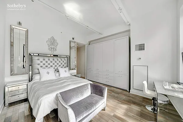 Sold by Sotheby's International Realty | media 9