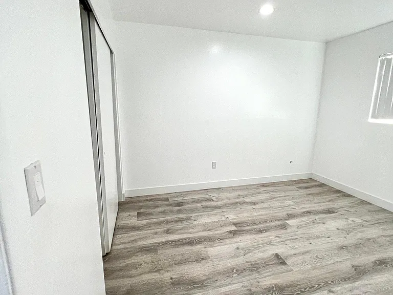 2601 W Orion Ave — Photo 8