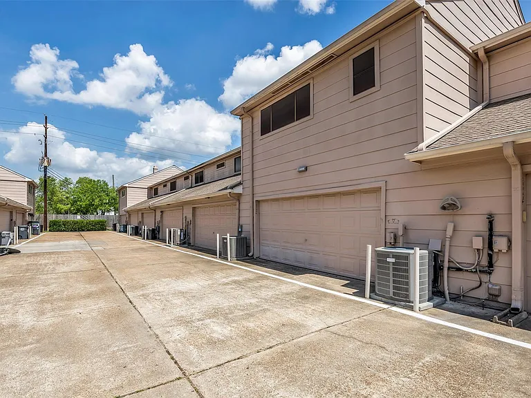 13740 Hollowgreen Dr #605 — Photo 38