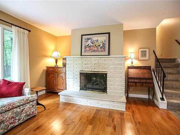 5th image of 19 Valley Brook Dr