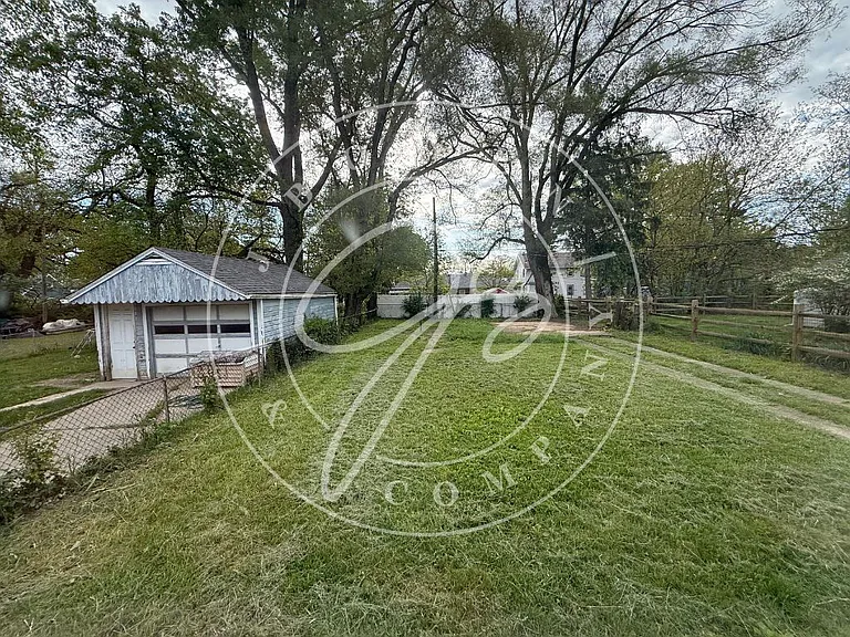 1014 Mackow Dr — Photo 5