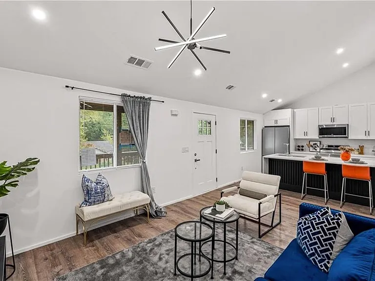 1111 Hillcrest Dr SE — Photo 12