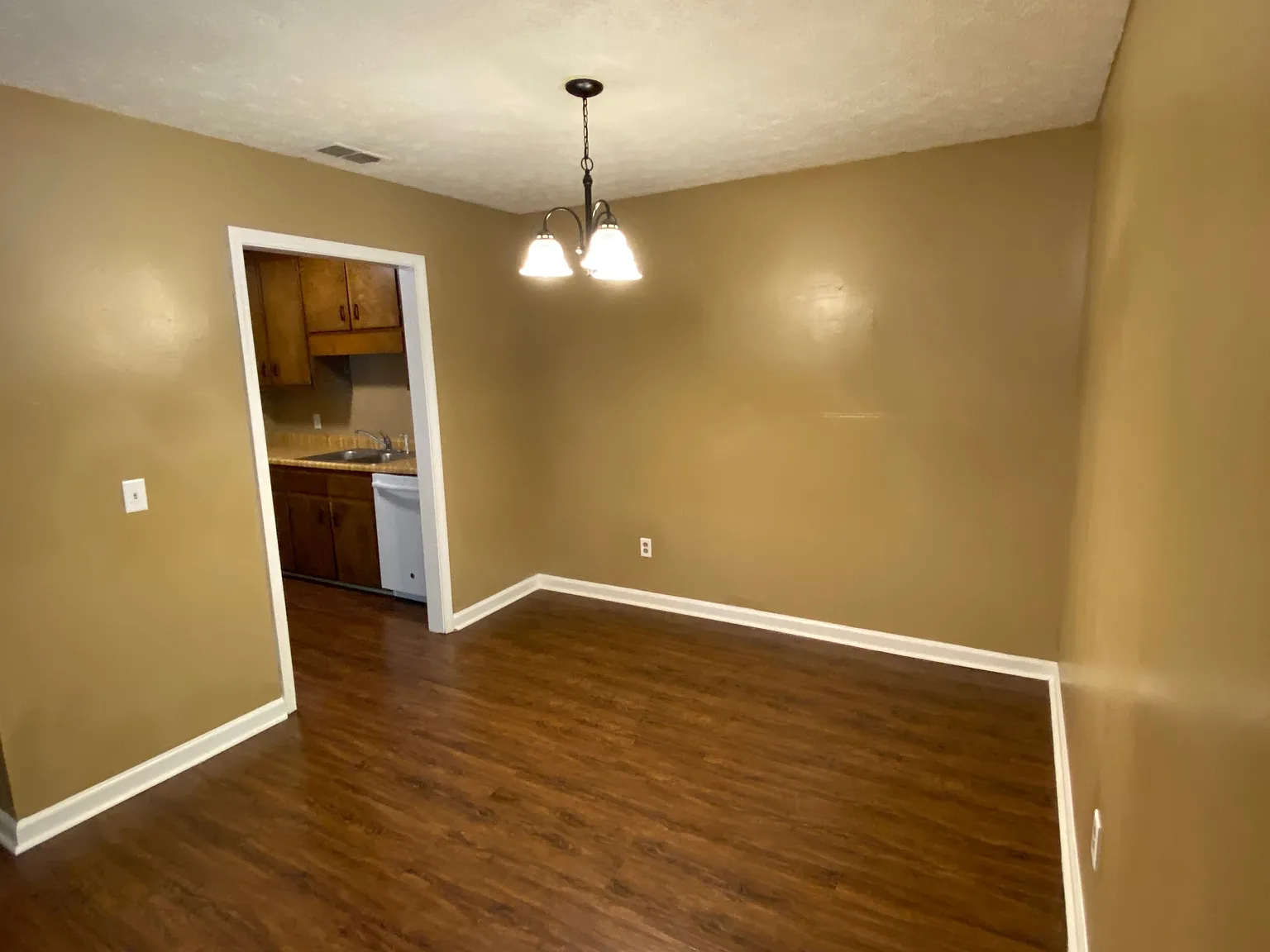 2 bed, 1.5 bath, 1200 sqft, $1,100 — Photo 2