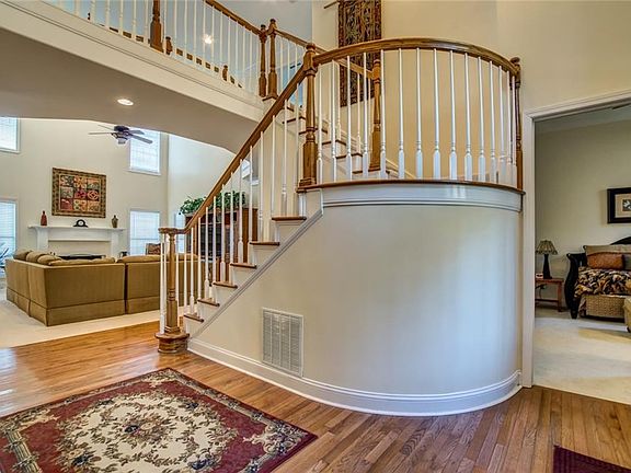 Image 4: Unique Open Staircase