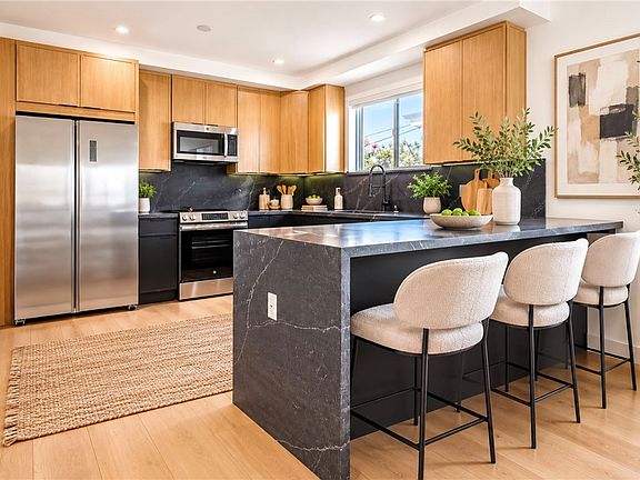 5th image of 1021 S Citrus Ave #1