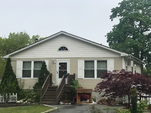 25 Laurel Pl, Farmingville, NY 11738