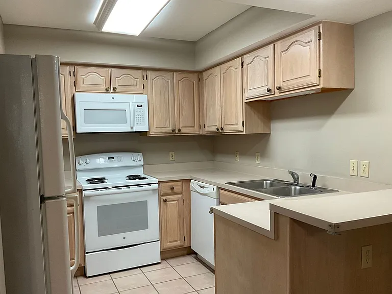 100-105 Regency Park Dr — Photo 15