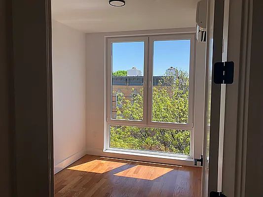 4th image of 391 Woodbine St #6
