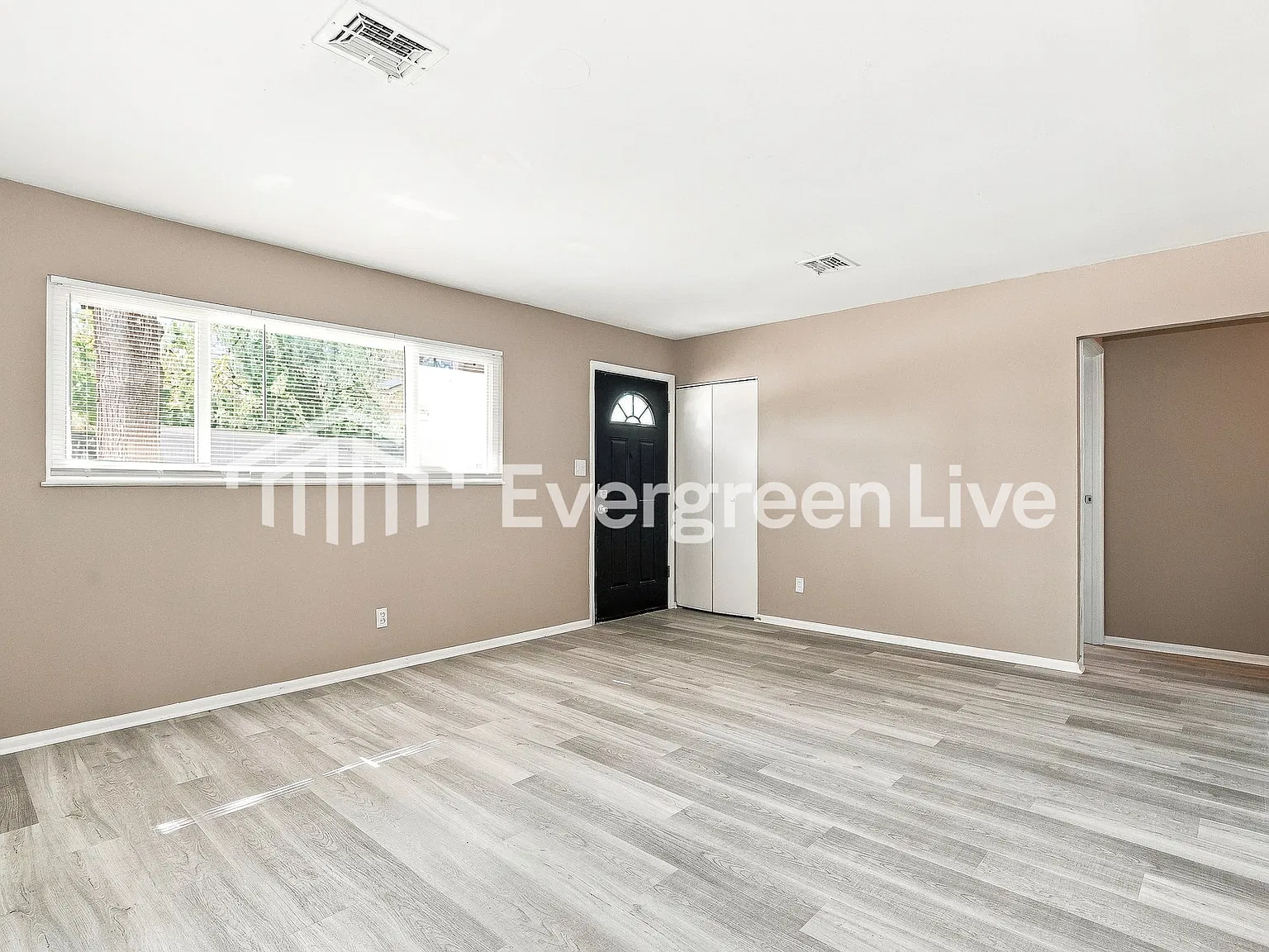 3 bed, 1.0 bath, 990 sqft, $1,345 — Photo 4