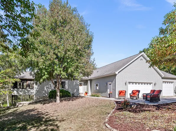 2296 Deer Ridge Ct, Carlock, IL 61725