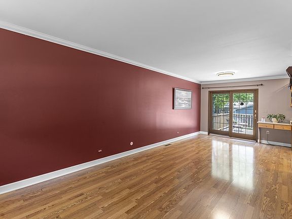 3rd image of 285 Oakwood Dr