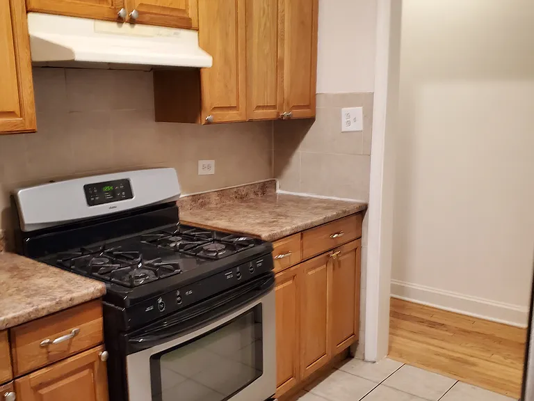 2331 W Arthur Ave #2E — Photo 2