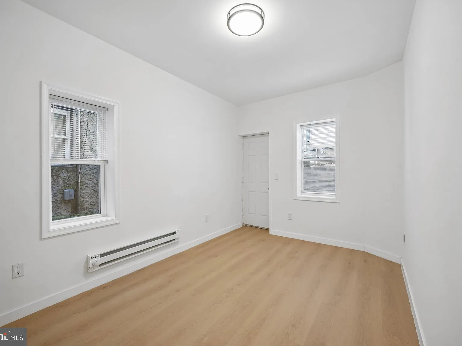4 bed, 1.0 bath, 1290 sqft, $1,048 — Photo 2
