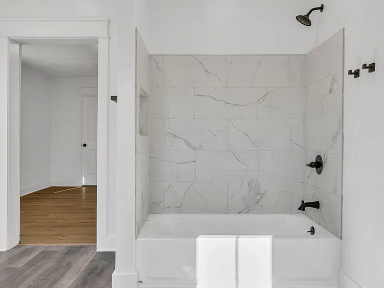 402 England St E — Photo 12