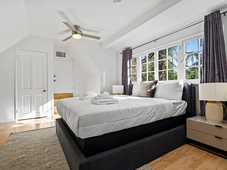 23057 Sylvan St — Photo 21