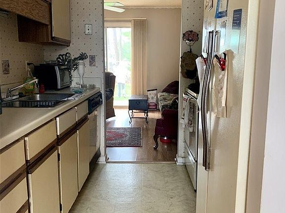 5th image of 14 Bear Grass Ct