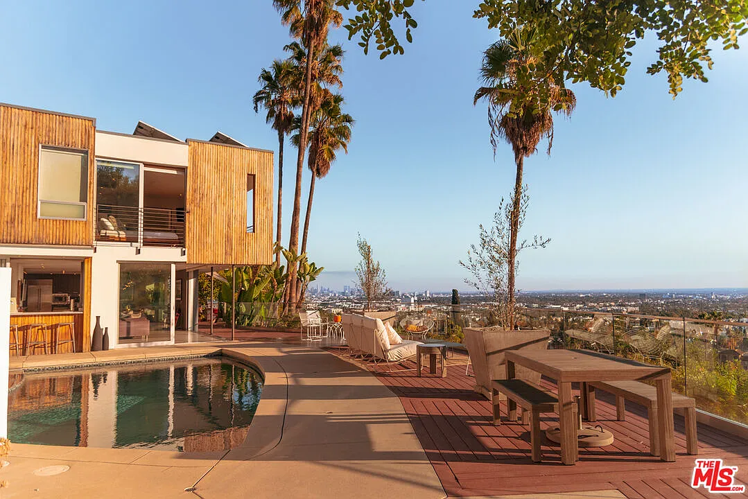 4 bed, 4.0 bath, 2640 sqft, $40,000 — Photo 1