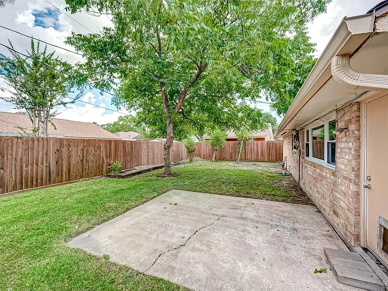 5806 Chrystell Ln — Photo 18