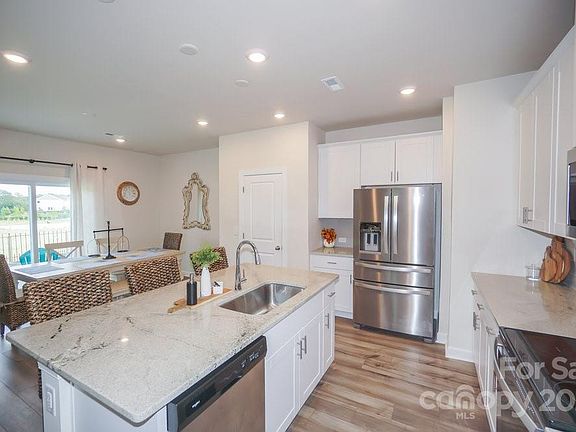 5th image of 1005 Jeffery Dean Ct