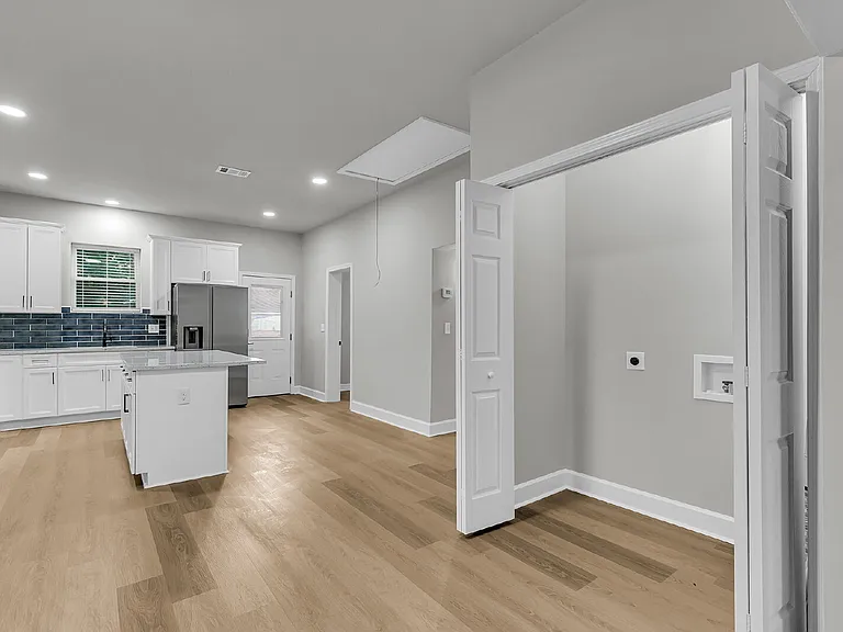 828 W 48th St — Photo 15