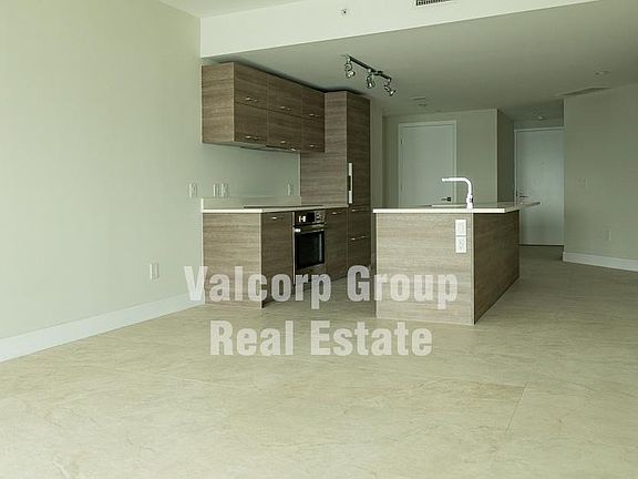 4th image of 650 NE 32nd St Unit 1105