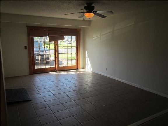 4th image of 302 E Grady Dr