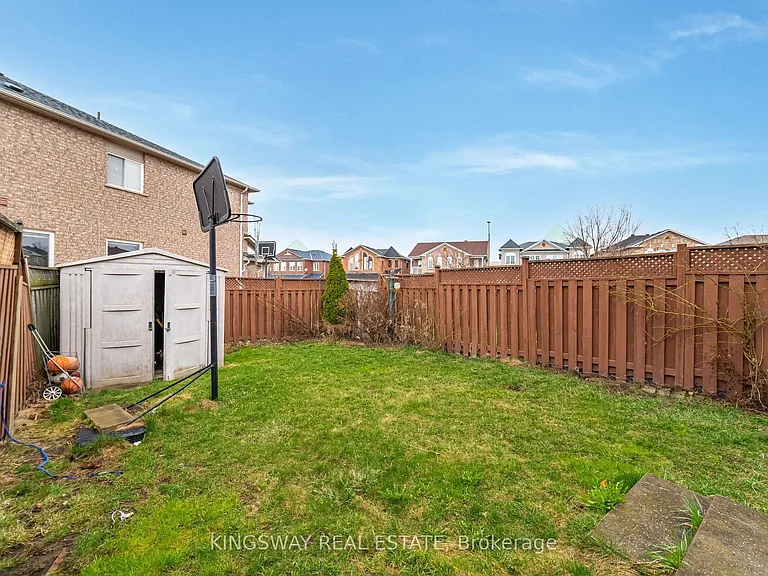 803 Khan Cres — Photo 40