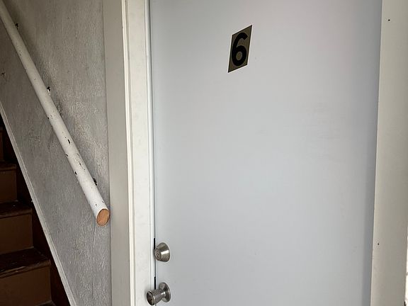 2nd image of 1528 W Gardner Ave #6