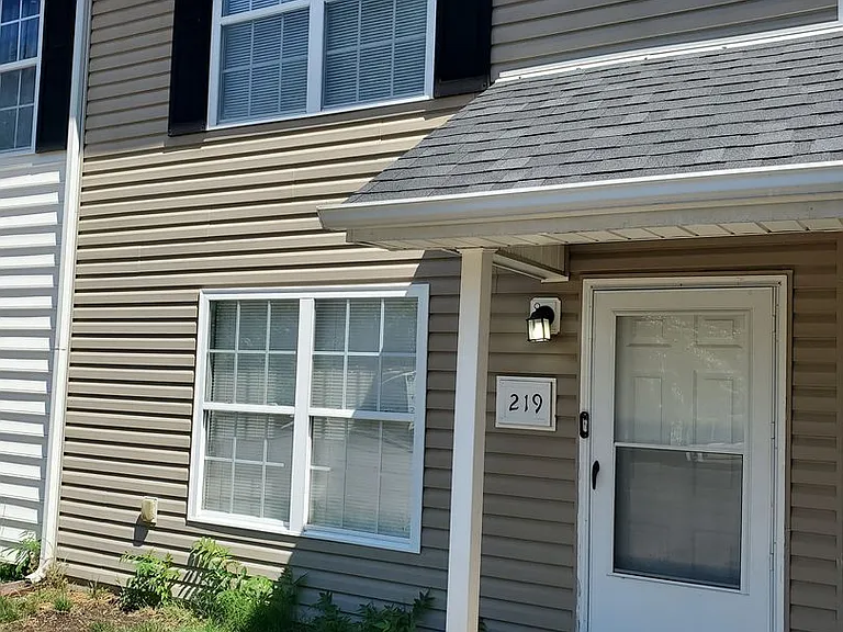 219 Thunderbird Cir — Photo 1