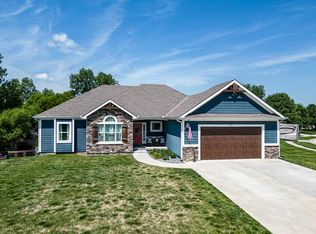 652 Shady Bend Dr, Tonganoxie, KS 66086