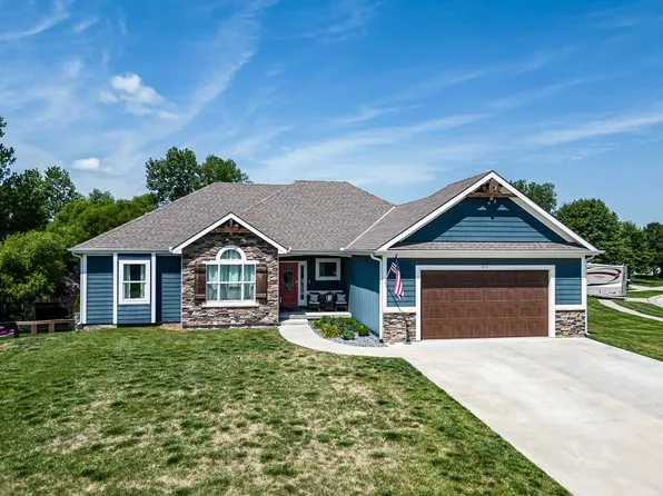 652 Shady Bend Dr, Tonganoxie, KS 66086