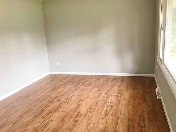 3rd image of 1305 Greendale Ave