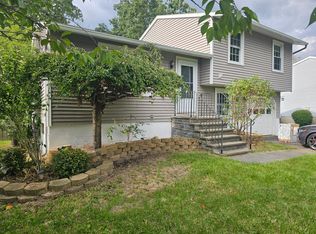 7400 Oakpost Rd, Liverpool, NY 13088